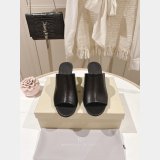 Classic leather heels with precious details